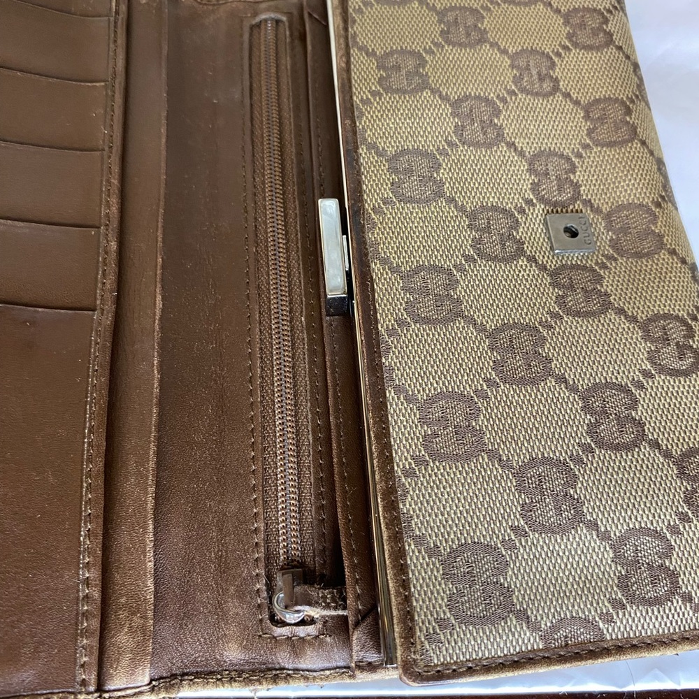 Gucci Tan and Brown Monogram Wallet - Picture 15 of 16